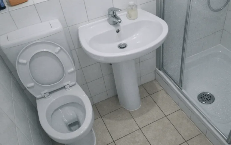 Sauberes Waschbecken mit frei ablaufendem Wasser